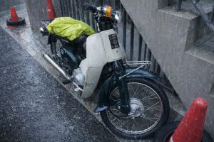 スーパーカブの雨の日使用でつまずく原因｜初心者が最初に知っておきたかったこと