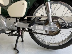 スーパーカブ チェーン調整でつまずく原因|張りすぎ・緩み・確認順を初心者向けに整理